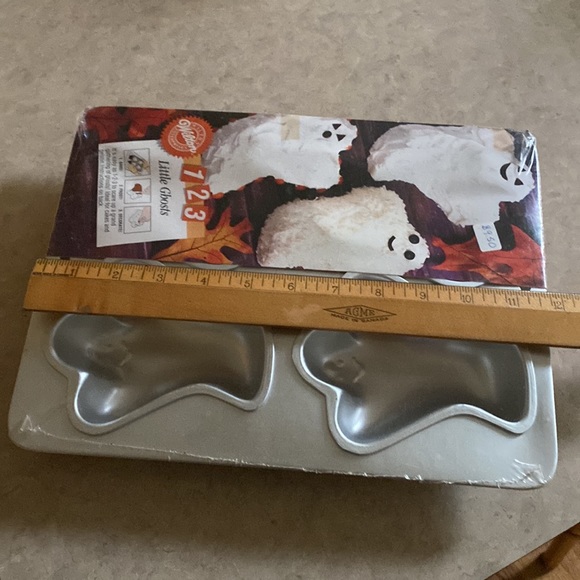 Wilton Little Ghosts mini cakes pan - Picture 7 of 7
